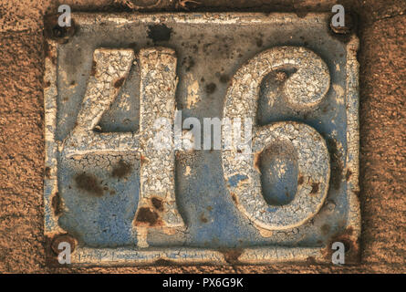 Ancienne rétro plaque en fonte patiné avec plusieurs gros plan 46 Banque D'Images