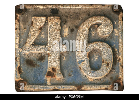 Ancienne rétro plaque en fonte patiné avec numéro de rue 46 libre isolé sur fond blanc Banque D'Images