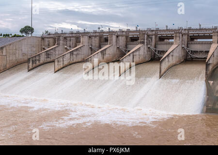 Vanne du barrage qui est ouvert pour vidanger,Emplacement Pa Sak Jolasid Barrage, Lop Buri, Thaïlande Banque D'Images