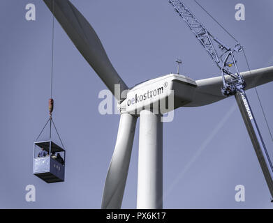 Windpark Parndorf, Autriche, cabine sur un niveau avec la roue de vent du nord, le Burgenland, Burgenland, Parndorf Banque D'Images