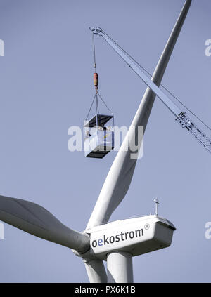 Windpark Parndorf, Autriche, cabine avec les gens au-dessus de la roue du rotor d'une éolienne, le Burgenland, le nord du Burgenland, Parndorf Banque D'Images