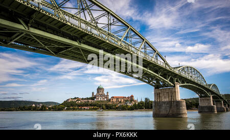 Le pont Maria Valeria se joint à Esztergom en Hongrie et en Slovaquie, Šturovo à travers le fleuve Danube. Le pont se trouve à environ 500 mètres de longueur. Banque D'Images
