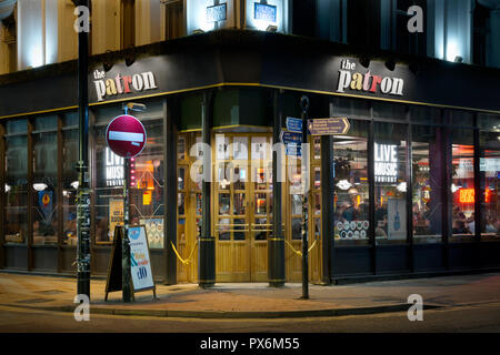 Le Patron bar situé au coin de la rue et d'Oldham Street Hilton dans la région du Nord, du centre-ville de Manchester, au Royaume-Uni. Banque D'Images