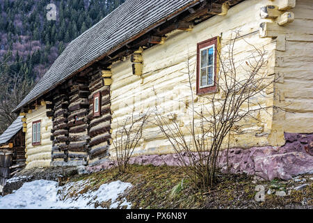 Maison en bois jaune dans village Vlkolinec, République slovaque, l'Unesco. Patrimoine culturel. Destination de voyage. L'architecture populaire. Banque D'Images