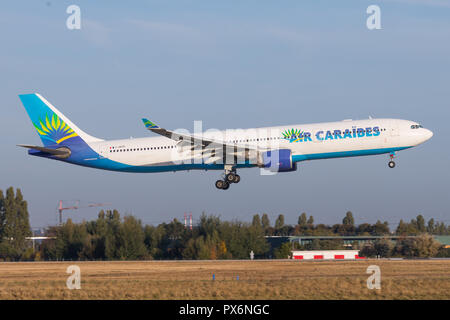 Paris/France le 9 octobre 2018 : Airbus A330 de Air Caraibes l'atterrissage à l'aéroport de Paris Banque D'Images