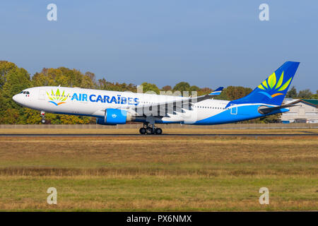 Paris/France le 9 octobre 2018 : Airbus A330 de Air Caraibes l'atterrissage à l'aéroport de Paris Banque D'Images