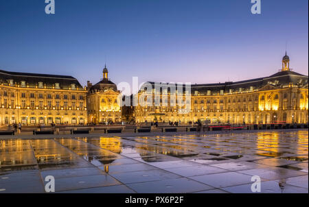 Place de la Bourse, Bordeaux, France, Europe la nuit Banque D'Images