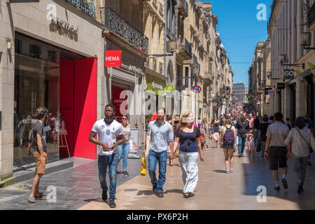 La rue St Catherine une rue commerçante dans Bordeaux, France, Europe Banque D'Images