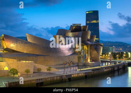 Le Musée Guggenheim et l'araignée art, Bilbao, Espagne, Europe, la nuit Banque D'Images