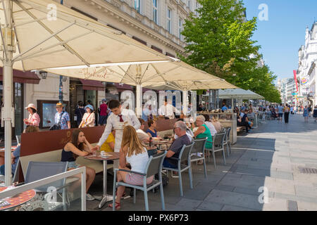 Vienna Street Pavement Cafe Sacher sur Kartner Strasse dans le centre de Vienne, Autriche, Europe Banque D'Images