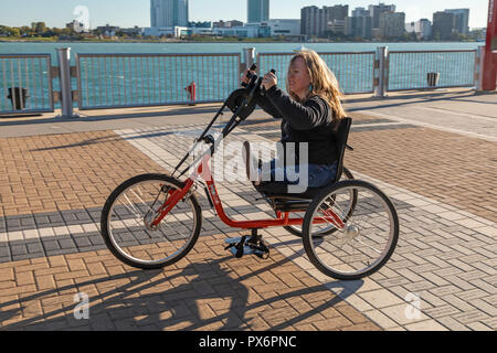 Detroit, Michigan - Les gens d'essayer des vélos adaptative, maintenant offerts par MoGo, Detroit's bike partager système. L'adaptive les vélos sont conçus pour peopl Banque D'Images