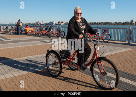 Detroit, Michigan - Les gens d'essayer des vélos adaptative, maintenant offerts par MoGo, Detroit's bike partager système. L'adaptive les vélos sont conçus pour peopl Banque D'Images