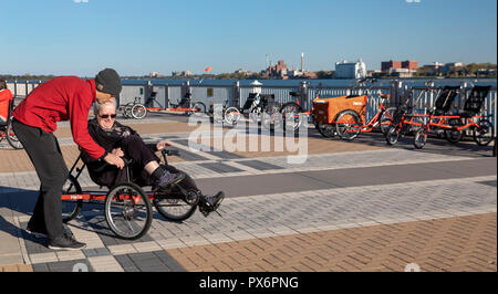 Detroit, Michigan - Les gens d'essayer des vélos adaptative, maintenant offerts par MoGo, Detroit's bike partager système. L'adaptive les vélos sont conçus pour peopl Banque D'Images