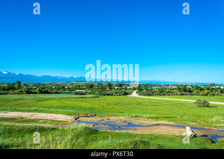 Vue de l'établissement chalet près du village de Mihaylovo en été journée ensoleillée, au Kirghizistan. Banque D'Images