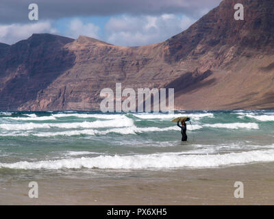 Lanzarote, Espagne - 31 mai 2017 : surfer sur la plage de Famara dans la partie nord de l'île Banque D'Images