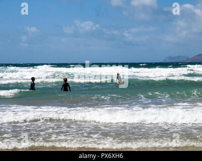 Lanzarote, Espagne - 31 mai 2017 : surfer sur la plage de Famara dans la partie nord de l'île Banque D'Images