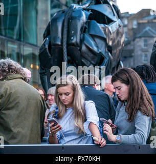 Attente des fans de stars de Netflix Roi hors la première sculpture girafe écossais par Dreaming Spires par Helen Charles, Vue Omni, Édimbourg, Écosse, Royaume-Uni Banque D'Images