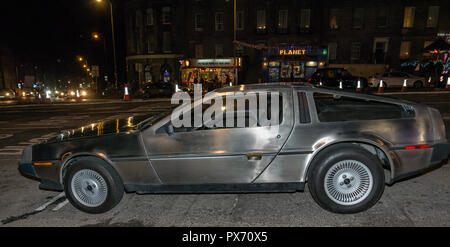 DeLorean DMC-12 sports voiture garée pendant la nuit sur Leith Walk, Édimbourg, Écosse, Royaume-Uni Banque D'Images