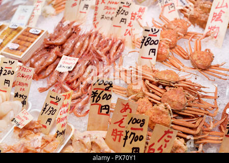 Les crabes, crevettes, palourdes et d'autres des fruits de mer au marché alimentaire Nishiki street stall à Kyoto, Japon Banque D'Images