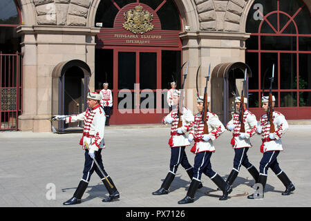 La garde d'honneur à l'entrée du bâtiment administratif du Président de la République de Bulgarie à Sofia, Bulgarie Banque D'Images