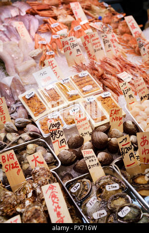 Des fruits de mer, crevettes, huîtres, pétoncles, les coquillages en japonais, le marché Nishiki street food market stall à Kyoto, Japon Banque D'Images