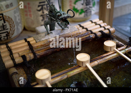 Tête de dragon, Chozubachi Chozuya, rituel de purification de l'eau bassin avec balanciers en bambou pour se laver les mains avant d'entrer dans un temple à Kyoto, Japon Banque D'Images