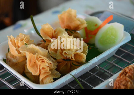 Des sacs d'argent doré sur mousse Banque D'Images