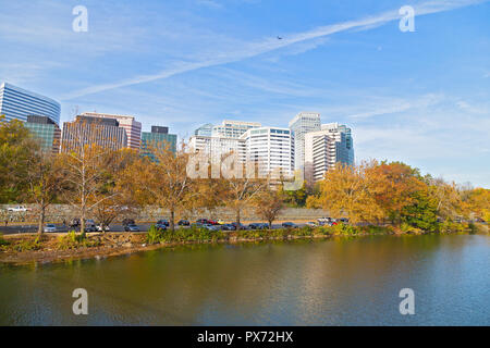 Paysage urbain de tôt le matin à l'automne, Rosslyn, Virginia, USA. Au bord de la rivière Potomac avec gratte-ciel le long des arbres à feuilles caduques dans les couleurs de l'automne Banque D'Images