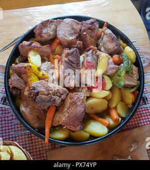 Plat traditionnels croates Peka vue, la viande et les légumes en fer sous couverture chaude lueur Banque D'Images