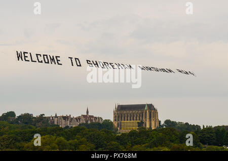 Bienvenue sur la bannière remorquée de Shoreham Airshow Aircraft avant le début du Shoreham Airshow avec Lancing College Beyond Banque D'Images