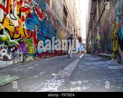 Les touristes admirant l'art dans la rue Hosier Lane, l'un des plus emblématiques de Melbourne Street Art et un des moyens voie principale attraction touristique. Banque D'Images