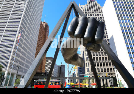 Le Monument à Joe Louis, heavyweight champion 1937-50, connu également comme le poing, le mémorial pour le boxeur, sur Woodward & Jefferson, au Michigan, USA Banque D'Images