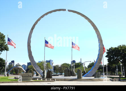 Au-delà, la sculpure Michigan Héritage du travail Monument, conçu par David Barr & Sergio de Giusti sur Hart Plaza, sur la rive, à Detroit, États-Unis Banque D'Images