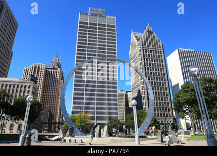 Au-delà, la sculpure Michigan Héritage du travail Monument, conçu par David Barr & Sergio de Giusti sur Hart Plaza, sur la rive, à Detroit, États-Unis Banque D'Images