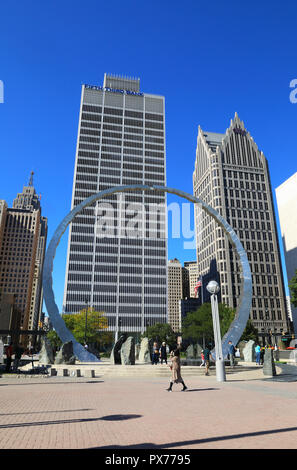 Au-delà, la sculpure Michigan Héritage du travail Monument, conçu par David Barr & Sergio de Giusti sur Hart Plaza, sur la rive, à Detroit, États-Unis Banque D'Images