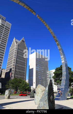 Au-delà, la sculpure Michigan Héritage du travail Monument, conçu par David Barr & Sergio de Giusti sur Hart Plaza, sur la rive, à Detroit, États-Unis Banque D'Images