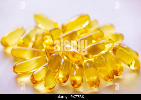 Close up of capsules Omega 3 sur fond blanc. Copie de l'espace pour votre texte. Vue de dessus, produit de haute résolution. Concept de soins de santé Banque D'Images
