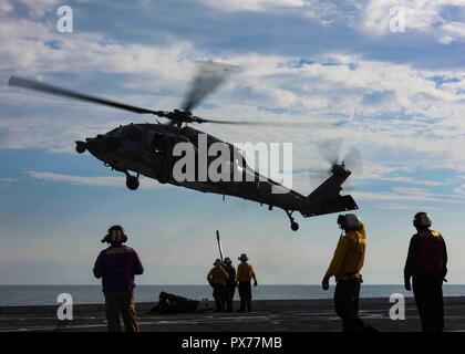 181017-N-HG389-0031 OCÉAN ATLANTIQUE (oct. 17, 2018) former des marins pour effectuer un ravitaillement vertical avec un Sea Hawk MH-60S affecté à l'hélicoptère chargeurs" de "mer de l'Escadron d'hélicoptères de combat (HSC) 26 sur le pont de vol de transport amphibie USS station d'Arlington (LPD 24) pendant la grève de l'opérateur Group (CSG) 4 unité de formation composite (exercice COMPTUEX). COMPTUEX est le dernier exercice de pré-déploiement qui certifie l'ensemble groupe amphibie Kearsarge (ARG) et la 22e Marine Expeditionary Unit (MEU) capacité à mener des opérations militaires en mer et à terre d'alimentation projet t Banque D'Images