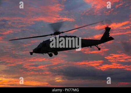 181017-N-HG389-0099 OCÉAN ATLANTIQUE (oct. 17, 2018) UN MH-60S Sea Hawk affecté à la "mer d'Hélicoptère chargeurs" Escadron de Combat (HSC) 26 Départ de l'envol du quai de transport amphibie USS Arlington (LPD 24) pendant la grève de l'opérateur Group (CSG) 4 unité de formation composite (exercice COMPTUEX). COMPTUEX est le dernier exercice de pré-déploiement qui certifie l'ensemble groupe amphibie Kearsarge (ARG) et la 22e Marine Expeditionary Unit (MEU) capacité à mener des opérations militaires en mer et à terre par la puissance du projet la planification conjointe et l'exécution des Banque D'Images