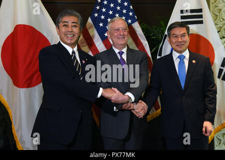 Le secrétaire américain à la Défense, James N. Mattis rencontre le ministre de la défense du Japon Takeshi Iwaya (à gauche) et de la Corée du Sud, Ministre de la Défense nationale, Jeong Kyeong-doo (droite) lors de la réunion des ministres de la défense de l'ASEAN, Singapour, le 19 octobre 2018. (DOD photo par Lisa Ferdinando) Banque D'Images