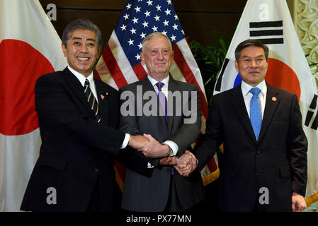 Le secrétaire américain à la Défense, James N. Mattis rencontre (à gauche), Ministre de la défense du Japon Takeshi Iwaya La Corée du Sud et ministre de la Défense nationale Jeong Kyeong-doo (droite) lors de la réunion des ministres de la défense de l'ASEAN, Singapour, le 19 octobre 2018. (DOD photo par Lisa Ferdinando) Banque D'Images