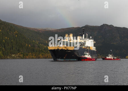 L'USNS 1er lieutenant Baldomero Lopez (T-AK 3010) arrive au port pour débarquer le dégrossissement du Corps des marines de l'équipement en Program-Norway la Norvège, 8 octobre 2018. Corps des Marines des États-Unis, U.S. Navy, et Norvégien et membres de services civils déchargés et inspecté l'équipement de l'exercice Trident stade 18. Stade Trident 18 améliore les États-Unis et ses alliés de l'Otan et partenaires capacité à travailler ensemble collectivement pour mener des opérations militaires dans des conditions difficiles. (U.S. Marine Corps photo par le Sgt. Bethanie C. Sahms) Banque D'Images