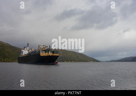 L'USNS 1er lieutenant Baldomero Lopez (T-AK 3010) arrive au port pour débarquer le dégrossissement du Corps des marines de l'équipement en Program-Norway la Norvège, 8 octobre 2018. Corps des Marines des États-Unis, U.S. Navy, et Norvégien et membres de services civils déchargés et inspecté l'équipement de l'exercice Trident stade 18. Stade Trident 18 améliore les États-Unis et ses alliés de l'Otan et partenaires capacité à travailler ensemble collectivement pour mener des opérations militaires dans des conditions difficiles. (U.S. Marine Corps photo par le Sgt. Bethanie C. Sahms) Banque D'Images