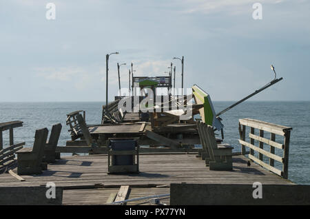 Dommages à l'entrée de la jetée de pêche de Bouge l'ouragan Florence Banque D'Images