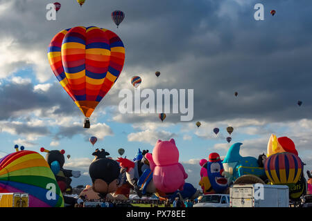 Albuquerque célèbre chaque année le plus grand hot air Balloon Fiesta au début d'octobre Banque D'Images