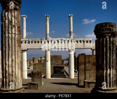 L'Italie. Pompéi. Vue de la colonnade du Forum avec le double ordre des colonnes ioniques (dans la partie supérieure et la partie inférieure en dorique) séparés par une archivolte. La pierre calcaire. L'époque impériale. La Campanie. Banque D'Images