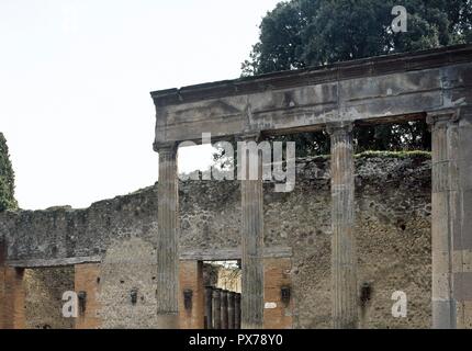 L'Italie. Pompéi. Forum triangulaire. Détail de la colonnade ionique de l'Propylaeum, entrée monumentale de la place avec forme de triangle, le premier noyau de la ville, datée de la période Samnite. La Campanie. Banque D'Images