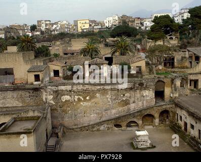 D'Herculanum. Ancienne ville romaine détruite par l'éruption du Vésuve en 79 ap. Vue panoramique. Au premier plan, autel de M. Nonius Balbus. L'Italie. Banque D'Images