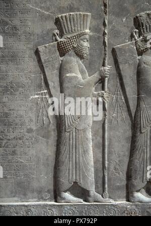 Persepolis. Reliefs du monumental escalier de la salle d'audience ou d'Apadana (5e-6e siècles avant J.-C.). Relief représentant un soldat perse avec une coiffe d'un Xerxès I (486-465 avant J.-C.) et d'Artaxerxès I (464-425 avant J.-C.) période. République islamique d'Iran. Banque D'Images