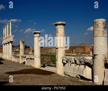 L'Italie. Pompéi. Vue de la colonnade du Forum avec le double ordre des colonnes ioniques (dans la partie supérieure et la partie inférieure en dorique) séparés par une archivolte. La pierre calcaire. L'époque impériale. La Campanie. Banque D'Images